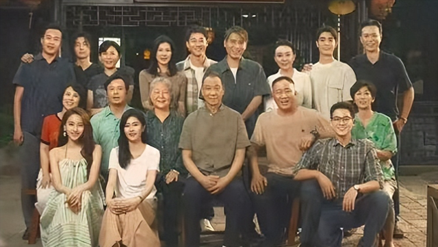 别尬演高中生了，满脸褶子，面部憔悴，这是学生该有的样子吗？