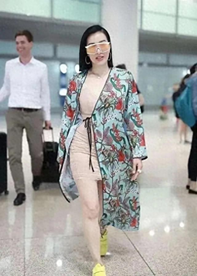 钟丽缇咋想的？这身出门look太离谱！网友直呼：看不懂这穿搭