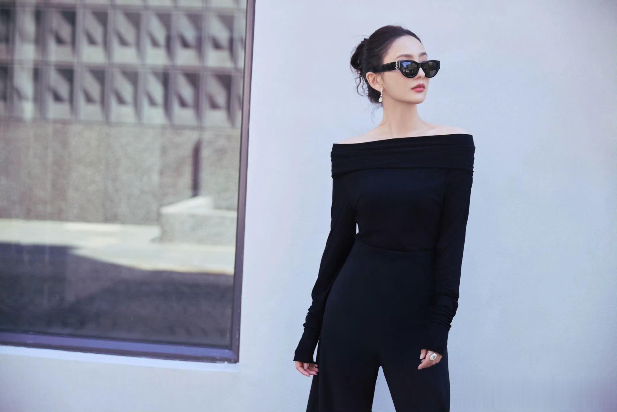 佟丽娅黑裙杀疯了！一字肩配慵懒盘发美到失语