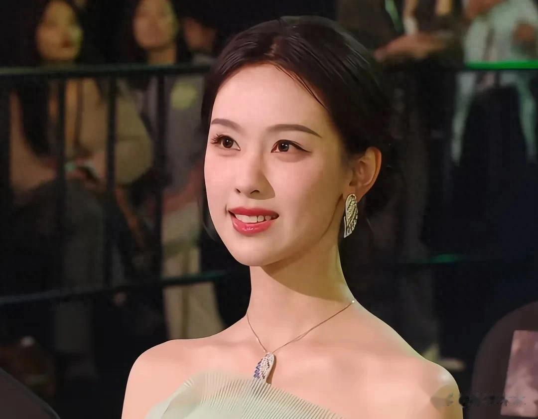 陈都灵上台领奖,白鹿没鼓掌惹争议,两家疑似因《长月烬明》结怨