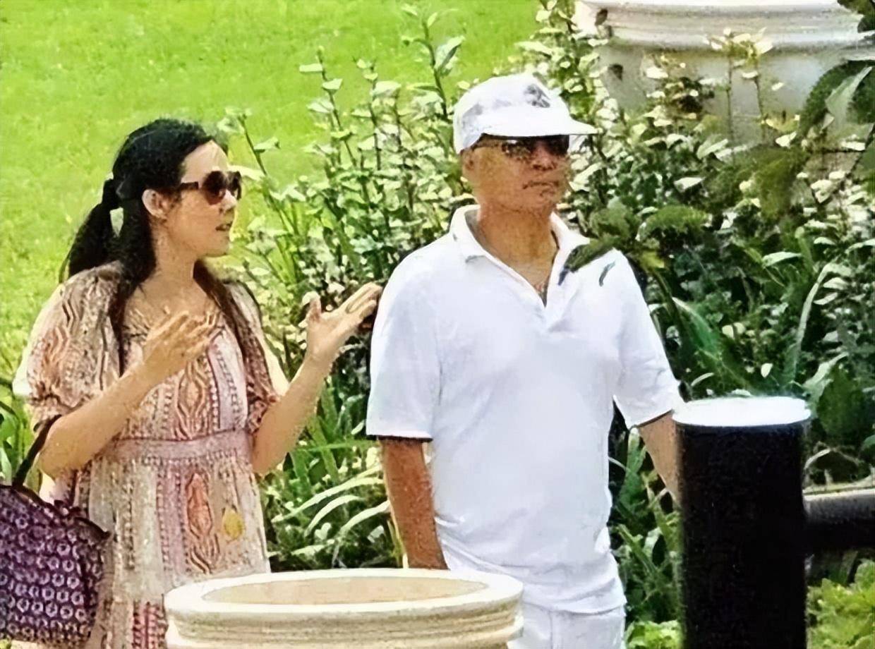 她相貌平平，却拿捏两位千亿富豪，为老头连生两子，现是豪门董事