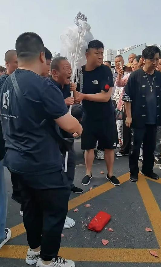 杨少华告别仪式!杨议手捧骨灰盒,四人抬棺送别,杨威哭喊爸爸!