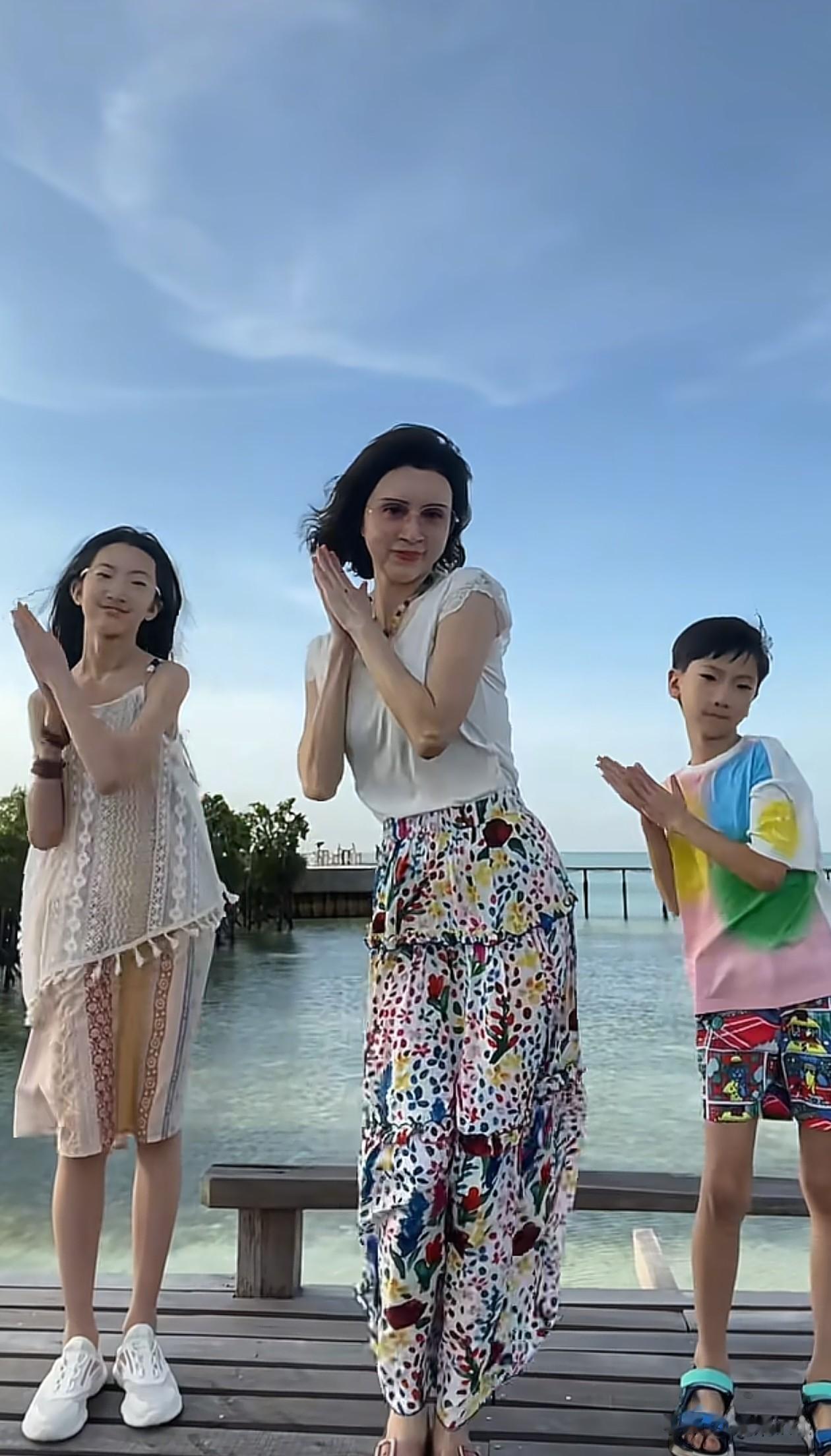 50岁金巧巧和儿女一起跳手势舞!她身材苗条,颜值太抗打了