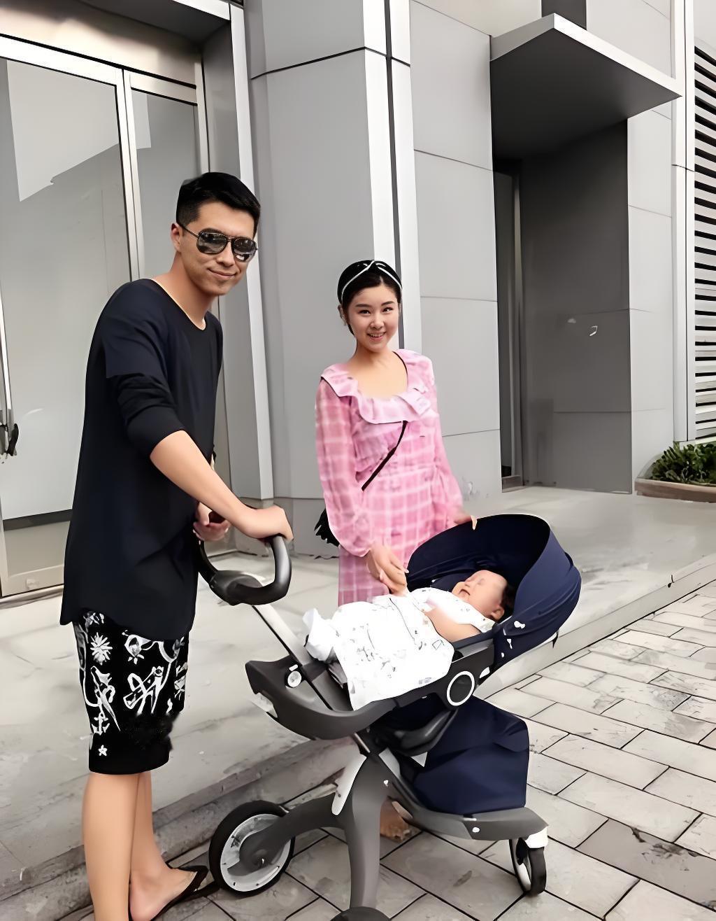 前央视主持人李小萌晒新年全家福,14岁女儿身高成焦点,身高175