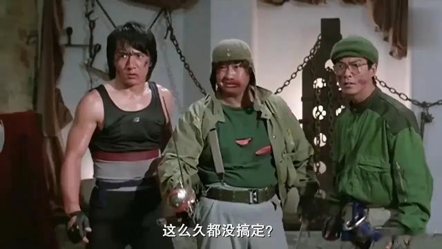 68岁元彪街边啃鸡腿，抽雪茄穿拖鞋，网友：这老头当年打十个成龙