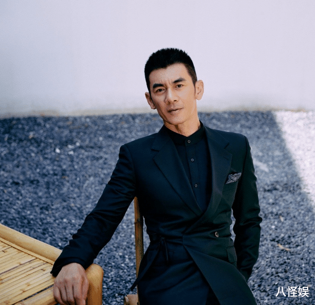 任天野520晒照，妻子露面年轻漂亮，俩人定居大理牵手骑车真幸福