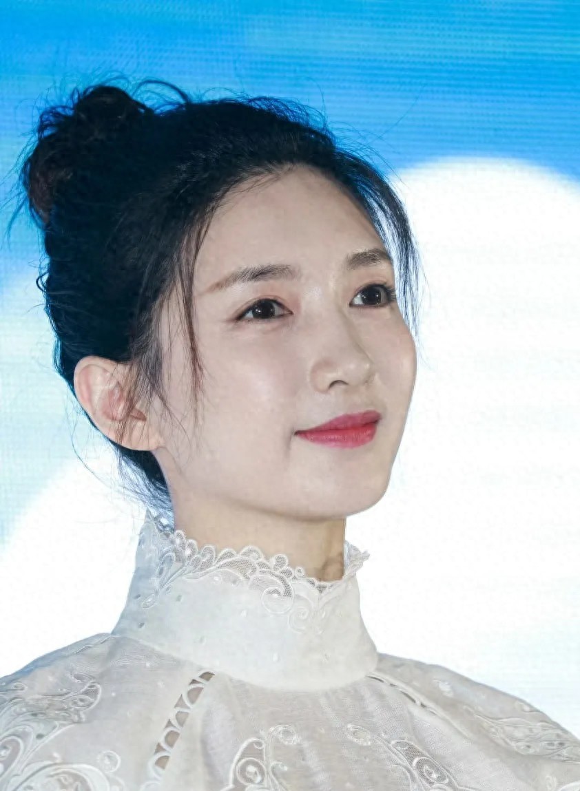 江疏影造型翻车引争议，生子传言扑空遭打脸，中年转型路究竟怎走