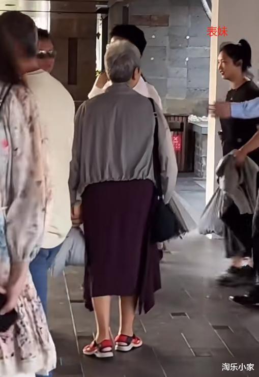 50岁李健携妻三亚度假：青梅竹马20年，孟小蓓幸福肥却美出新高度?