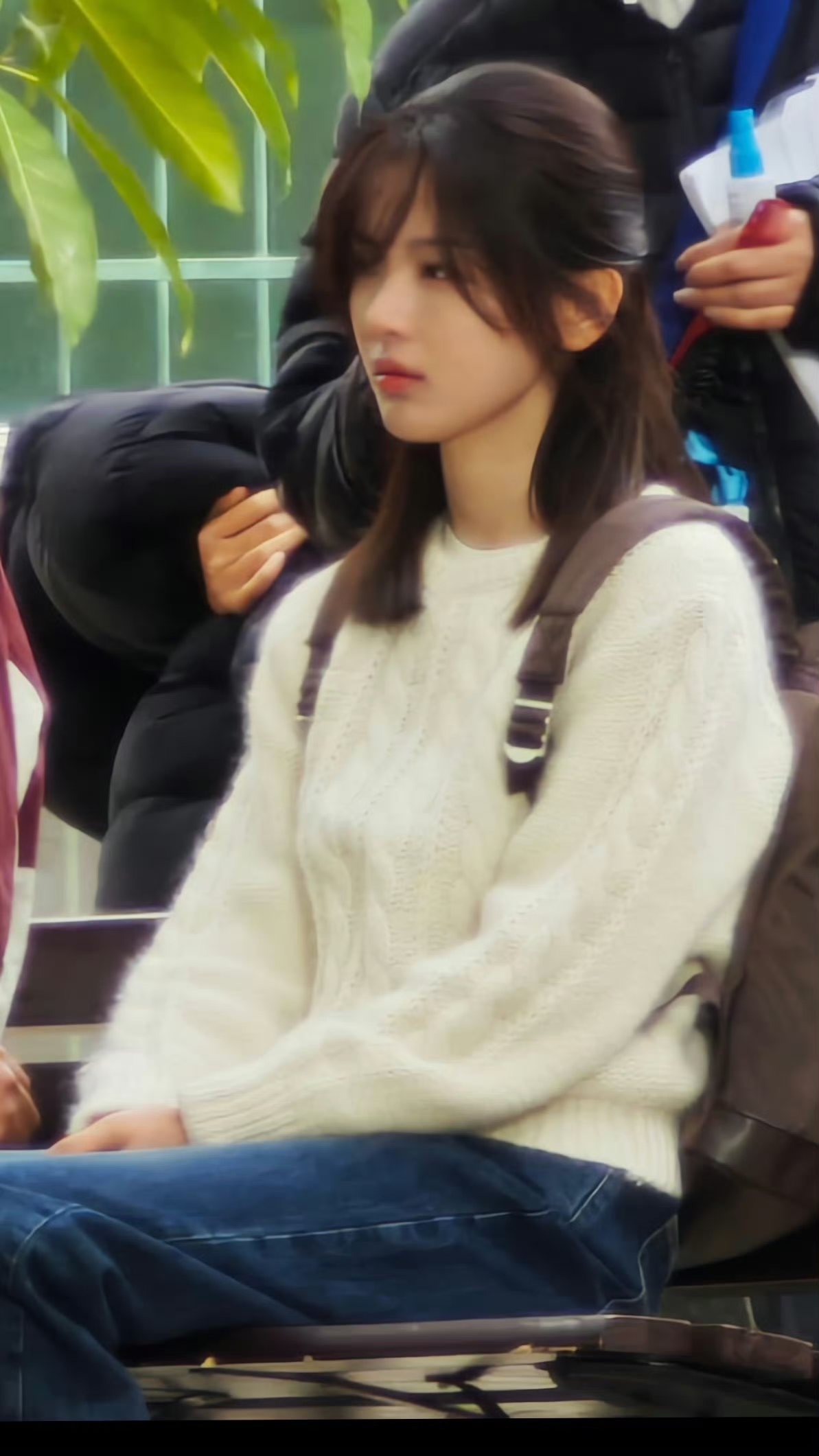 脸真好小!杨超越拍戏被偶遇,穿白毛衣半扎发,青春活力又温柔