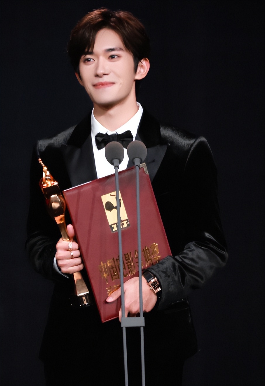 演都不演了，王晶曝易烊千玺拿奖内幕 彻底撕开了内娱的“遮羞布”