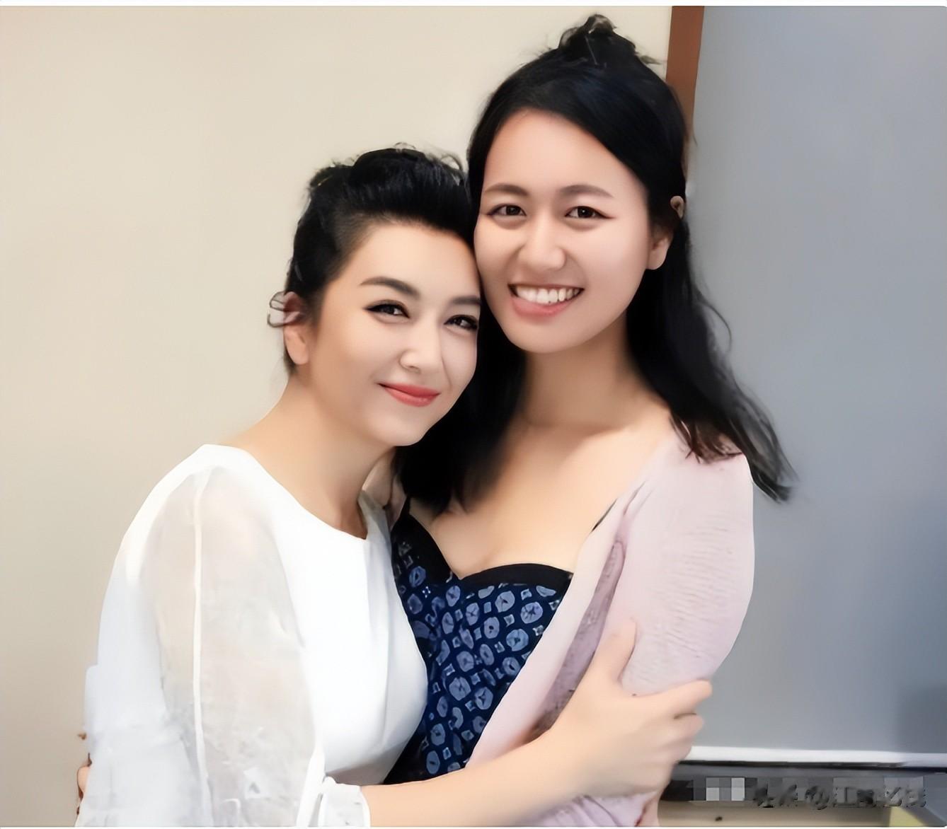 57岁江珊现状让人心酸，脸垮嘴斜，满头白发，一代女神像老太太