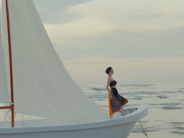 杨幂穿Prada登Vogue开年封面，她在海边骑白马，脖子上挂满红珊瑚