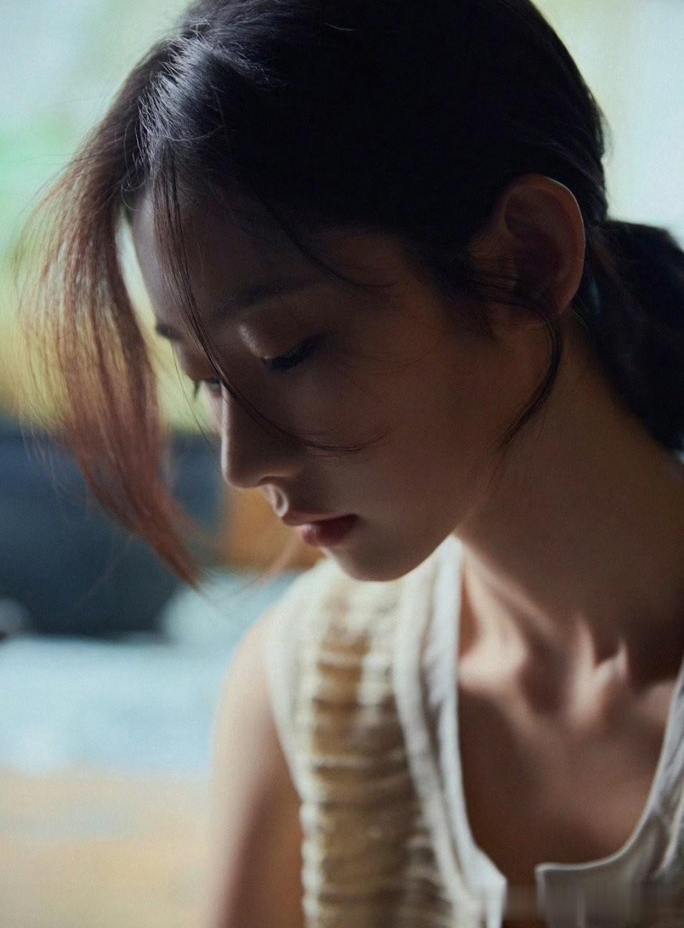 张艺凡国风写真释出｜清冷感与复古风碰撞，每一帧都是电影质感