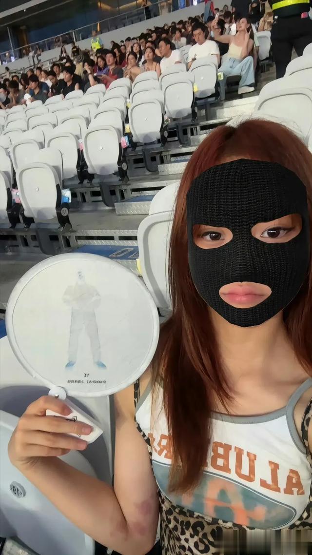 李小璐甜馨看侃爷演唱会，母女俩打扮精致穿搭又酷又飒，好似姐妹