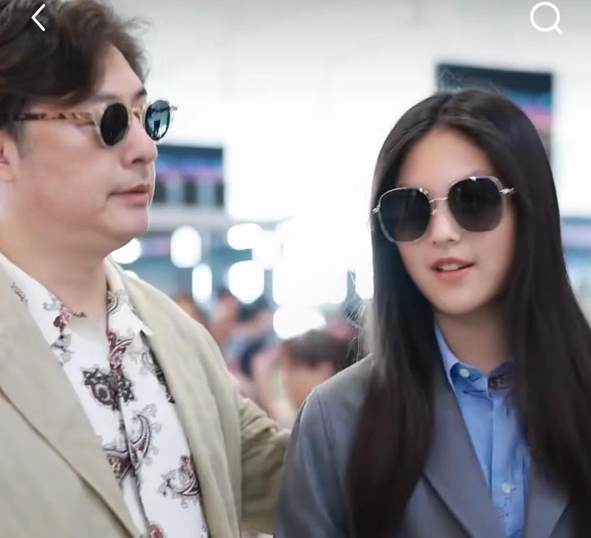 王岳伦送女儿开学!15岁王诗龄走老钱风却很显老,衣品还不如爸爸