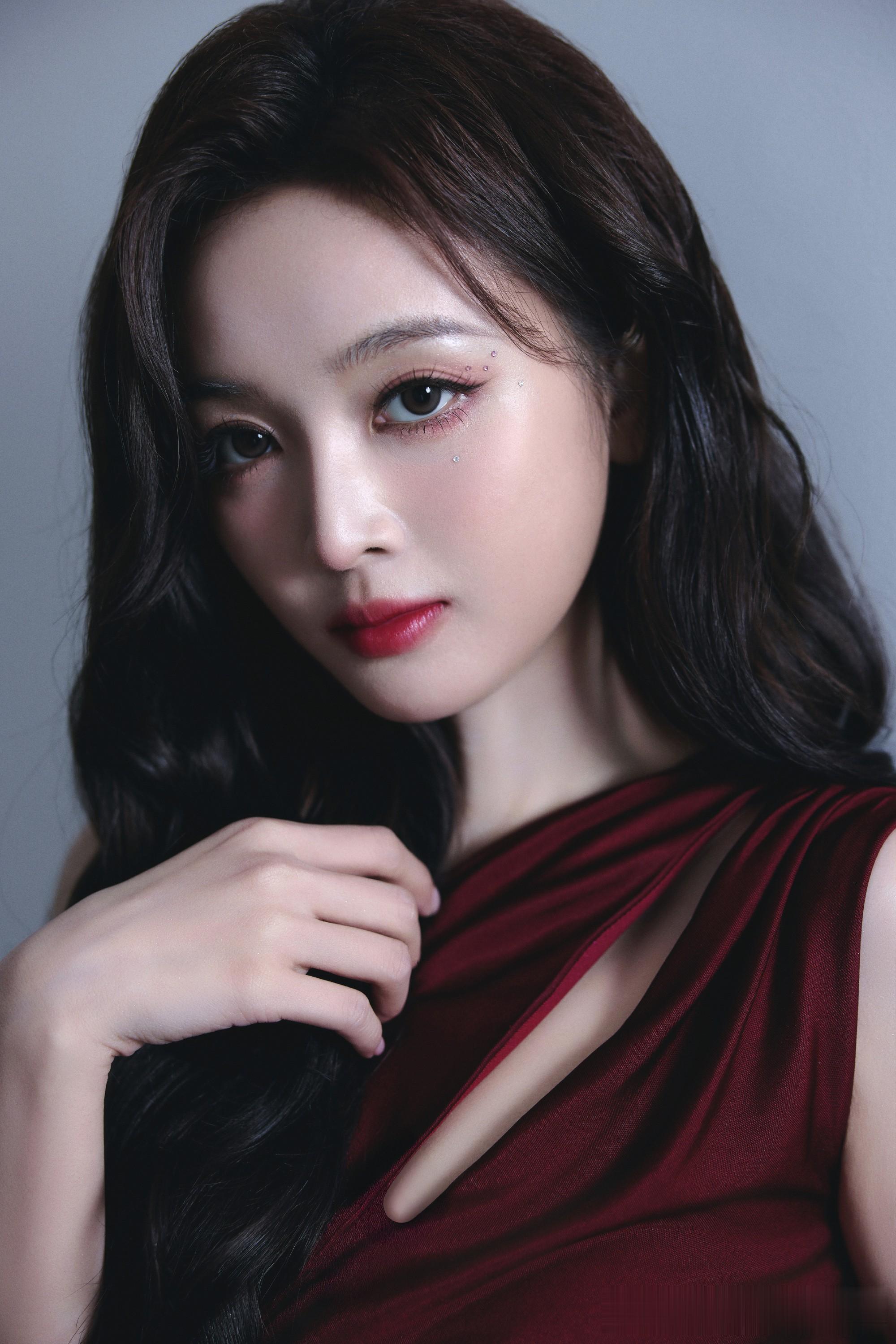 吴宣仪 超短裙搭配黑色一字带高跟