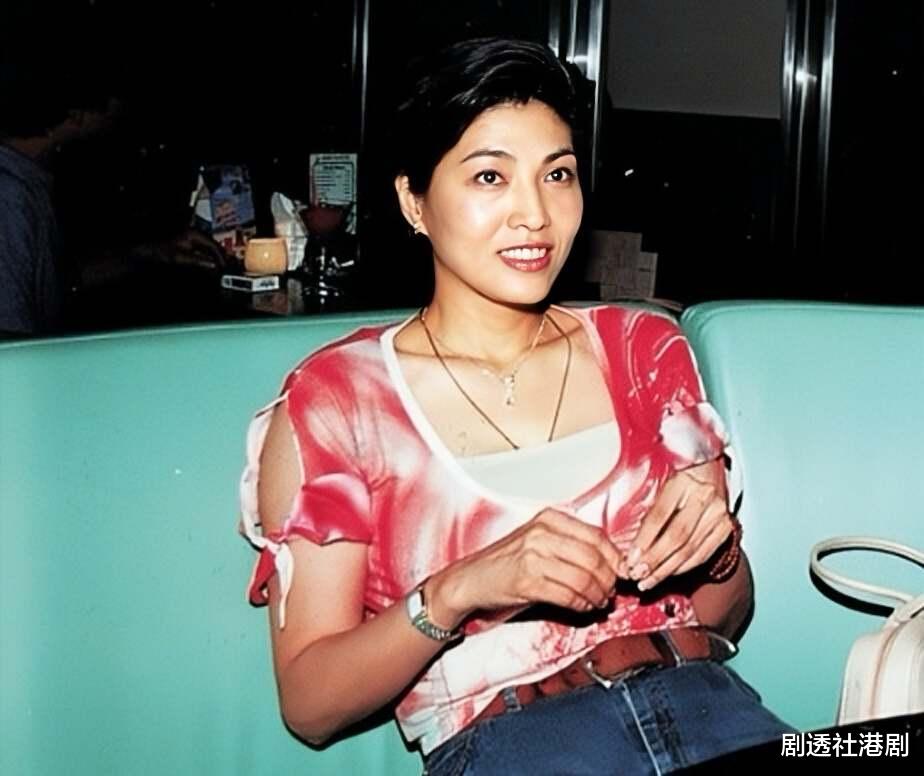 香港女星看破红尘剃度出家,穿道袍现身显沧桑,吃素多年身材消瘦