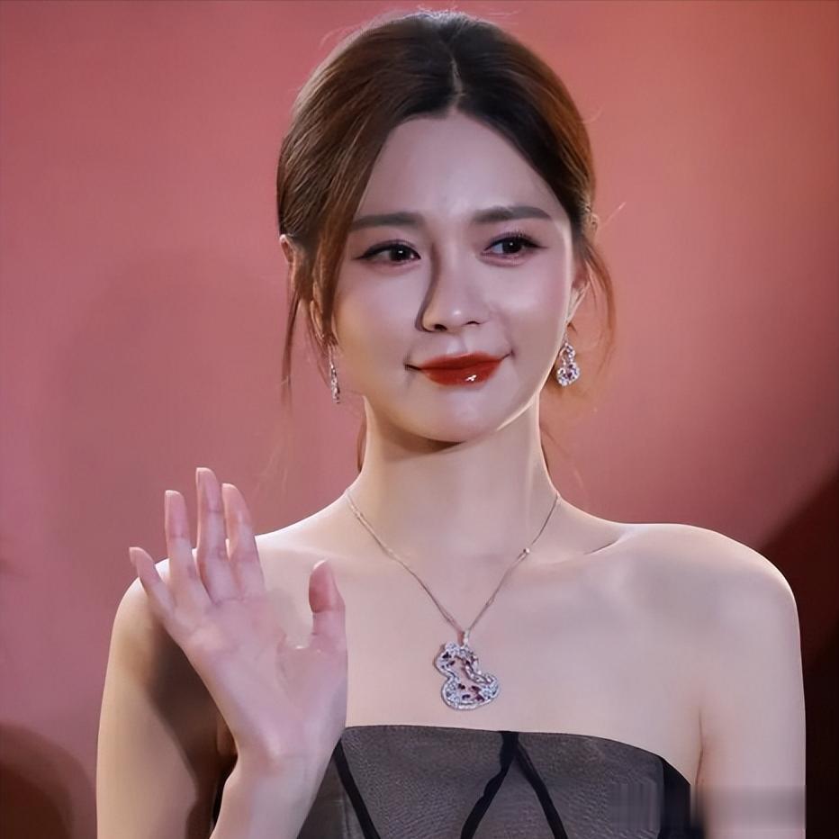 沈梦辰和杨迪在跨年发生肢体冲突？本人下场回应，婉称交情依旧