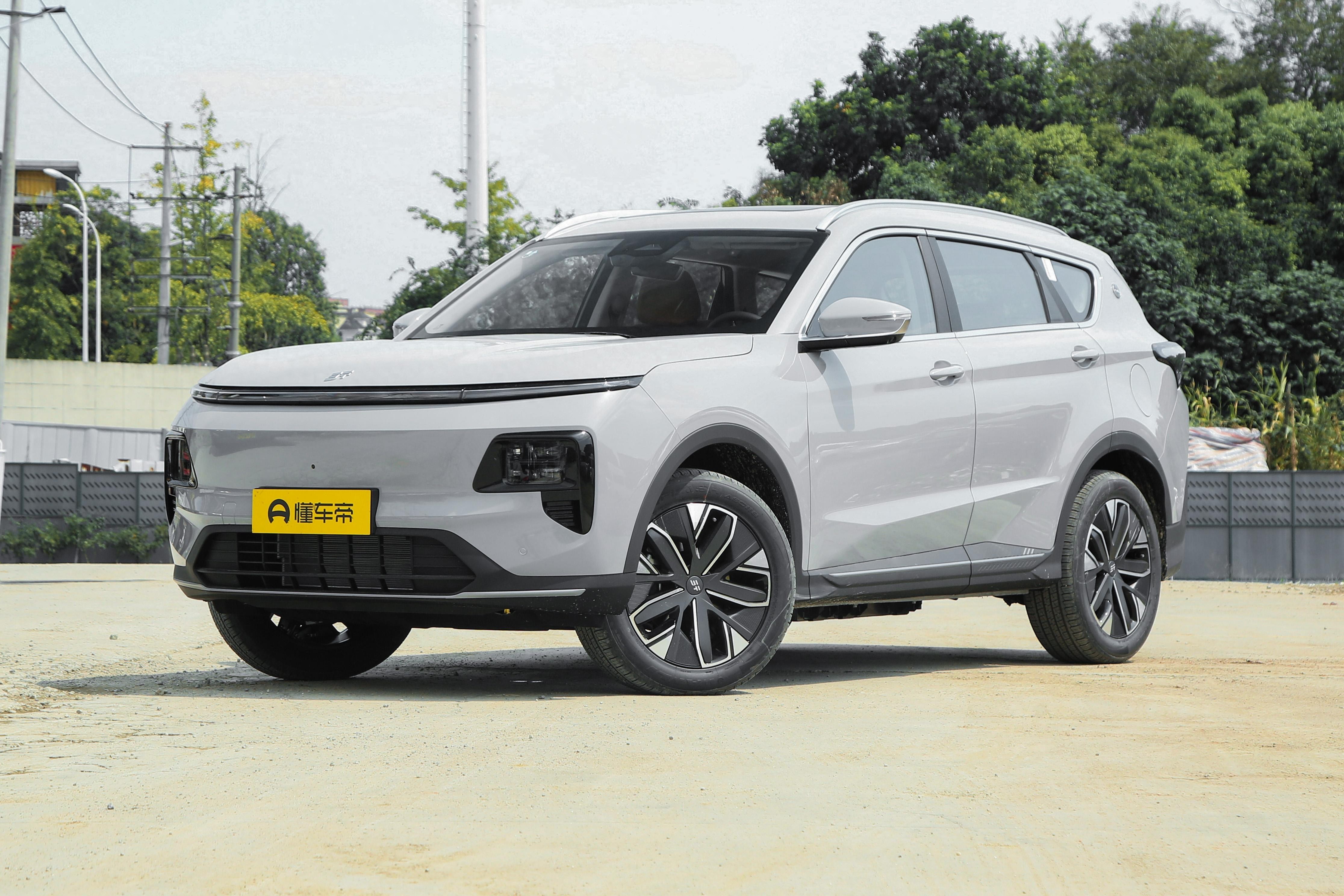 大七座中型SUV，可油可电，综合续航1300公里，适合大家庭出行