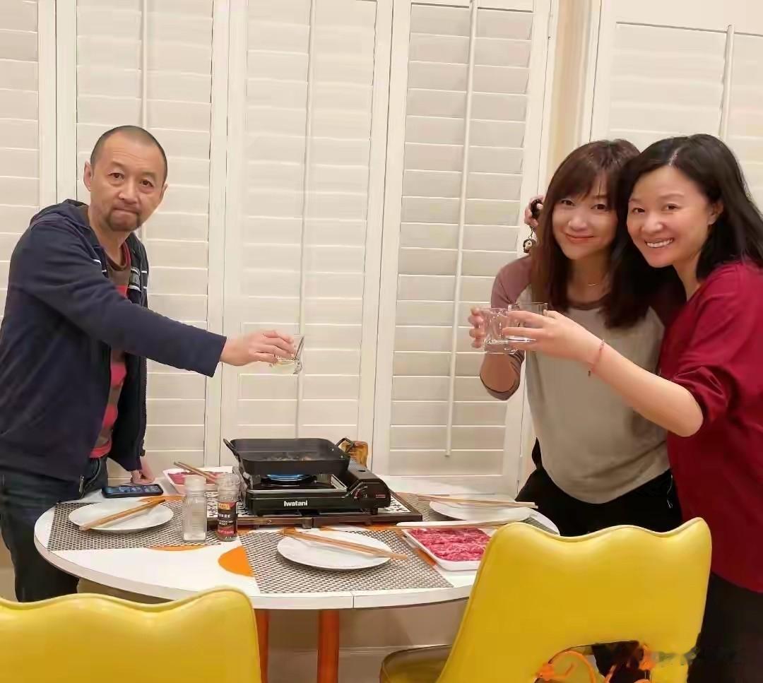 徐静蕾和黄立行美国生活曝光，黄立行头发全白，徐静蕾朴素像素人