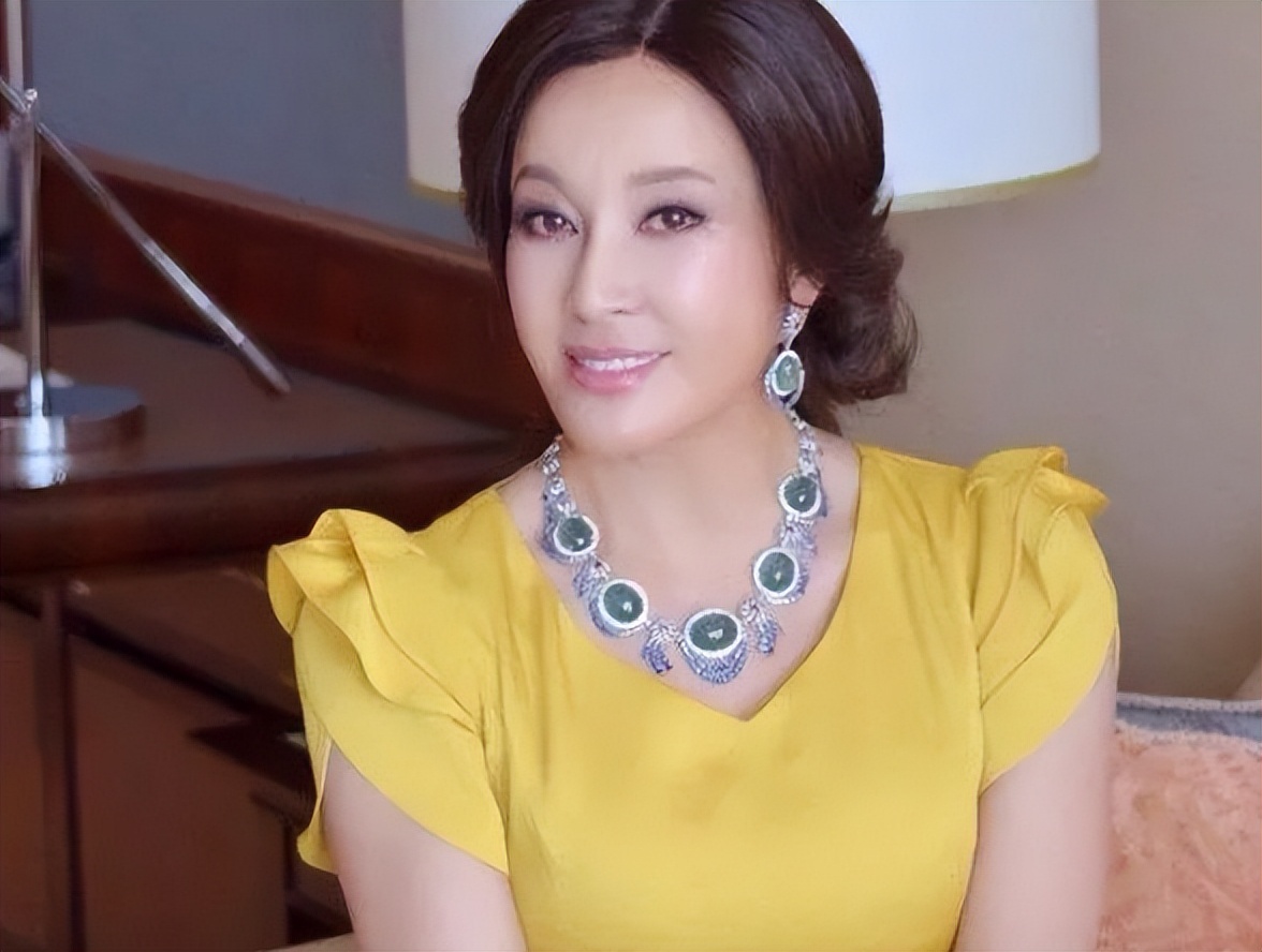 70多岁8个男友、凌晨北京去世、偷税漏税，刘晓庆身上谣言太离谱