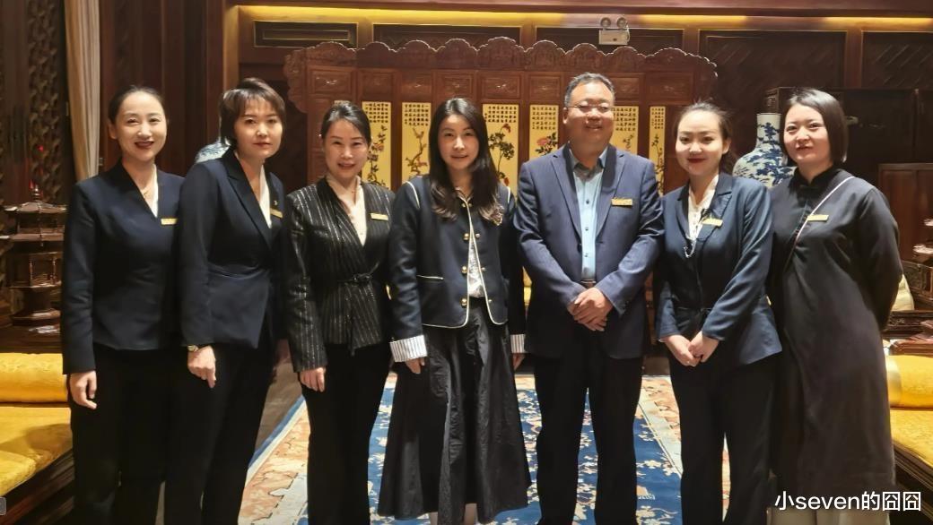 郭晶晶全家为女儿庆生,68岁郭母范玉梅难得现身,白发苍苍很和蔼