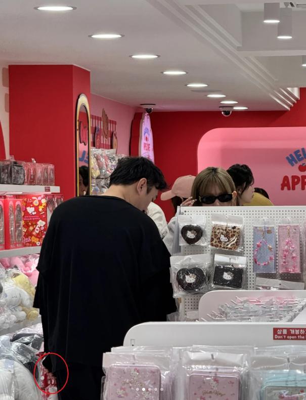 王思聪懒理黄一鸣叫板,带新女伴游玩韩国,主动排队买单很贴心!