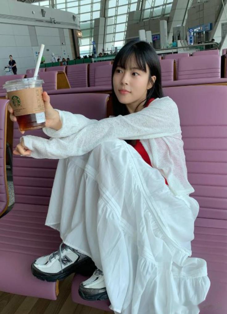 韩国女星分享旅行照片,却因一个动作被骂上热搜,韩网:赶紧道歉