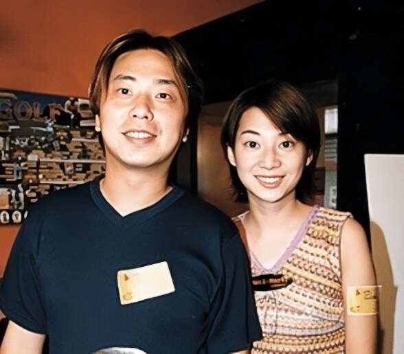 香港知名女星破离婚传闻，儿子生日晒全家福，老公头发变白沧桑