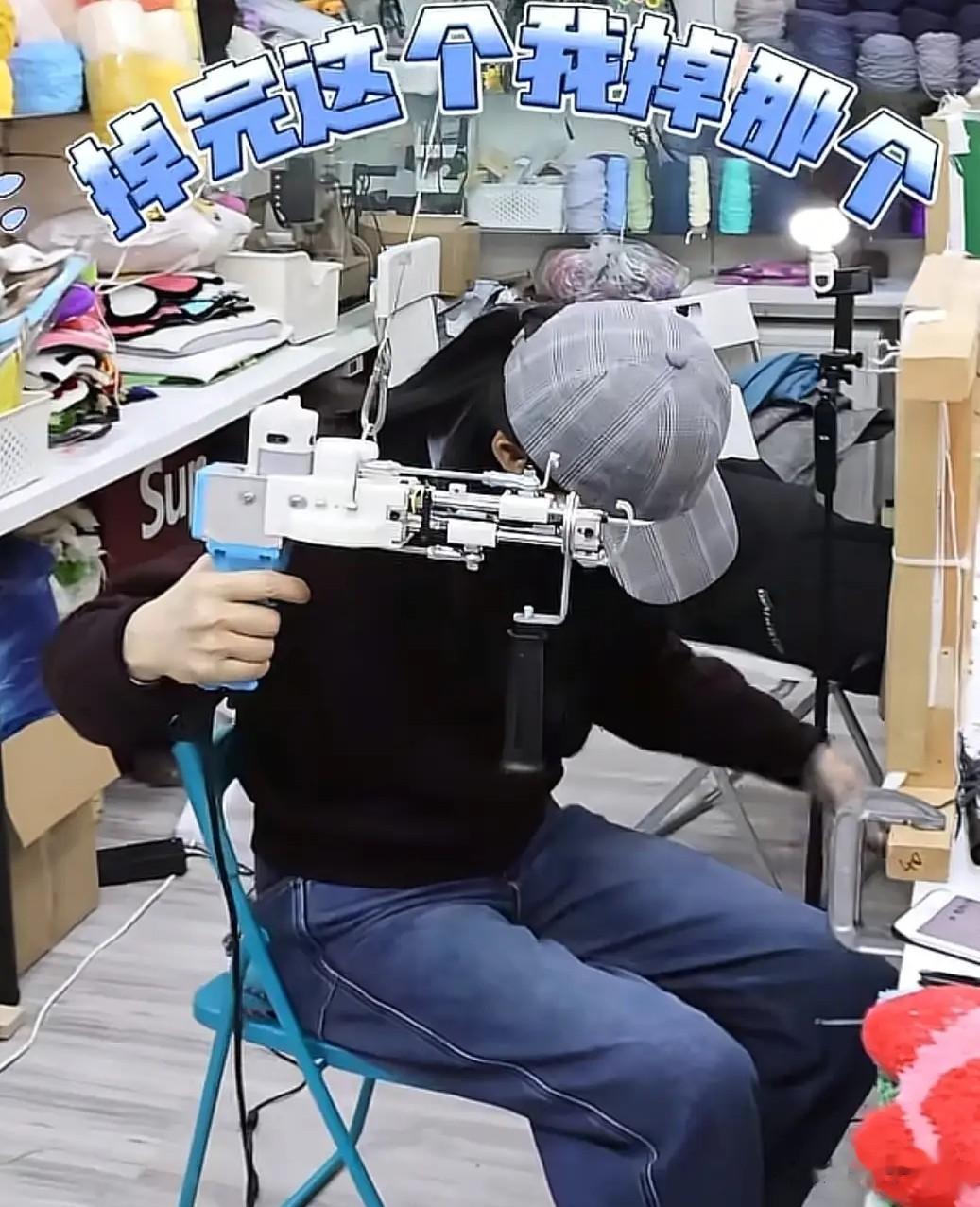 57岁周涛冬日穿搭嫩得像30岁:大衣+蓝围巾+阔腿裤,漂亮又暖和