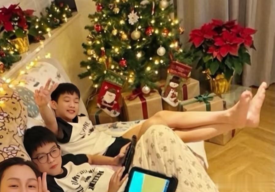 范玮琪晒圣诞全家福，双胞胎儿子大长腿，喜欢玩平板，都近视了！