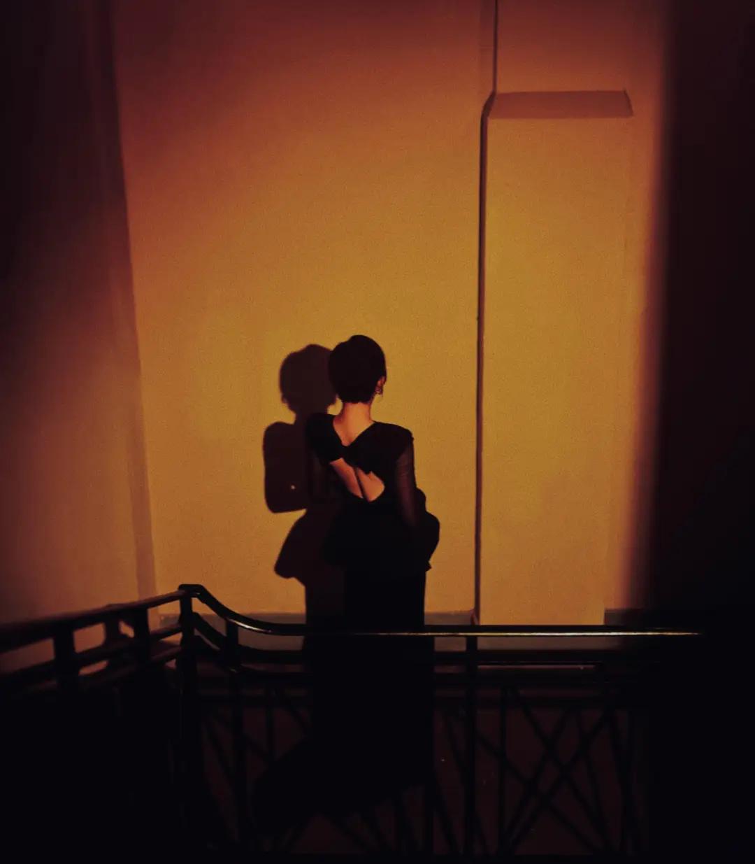 孙俪亮相香港活动，黑色蝴蝶结裙勾勒曼妙曲线，每一张都美到犯规