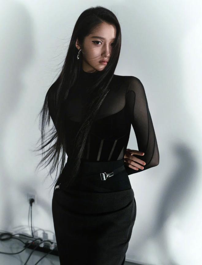 娱乐圈满族美女图鉴：每一位都貌美如花，谁最令你意想不到？