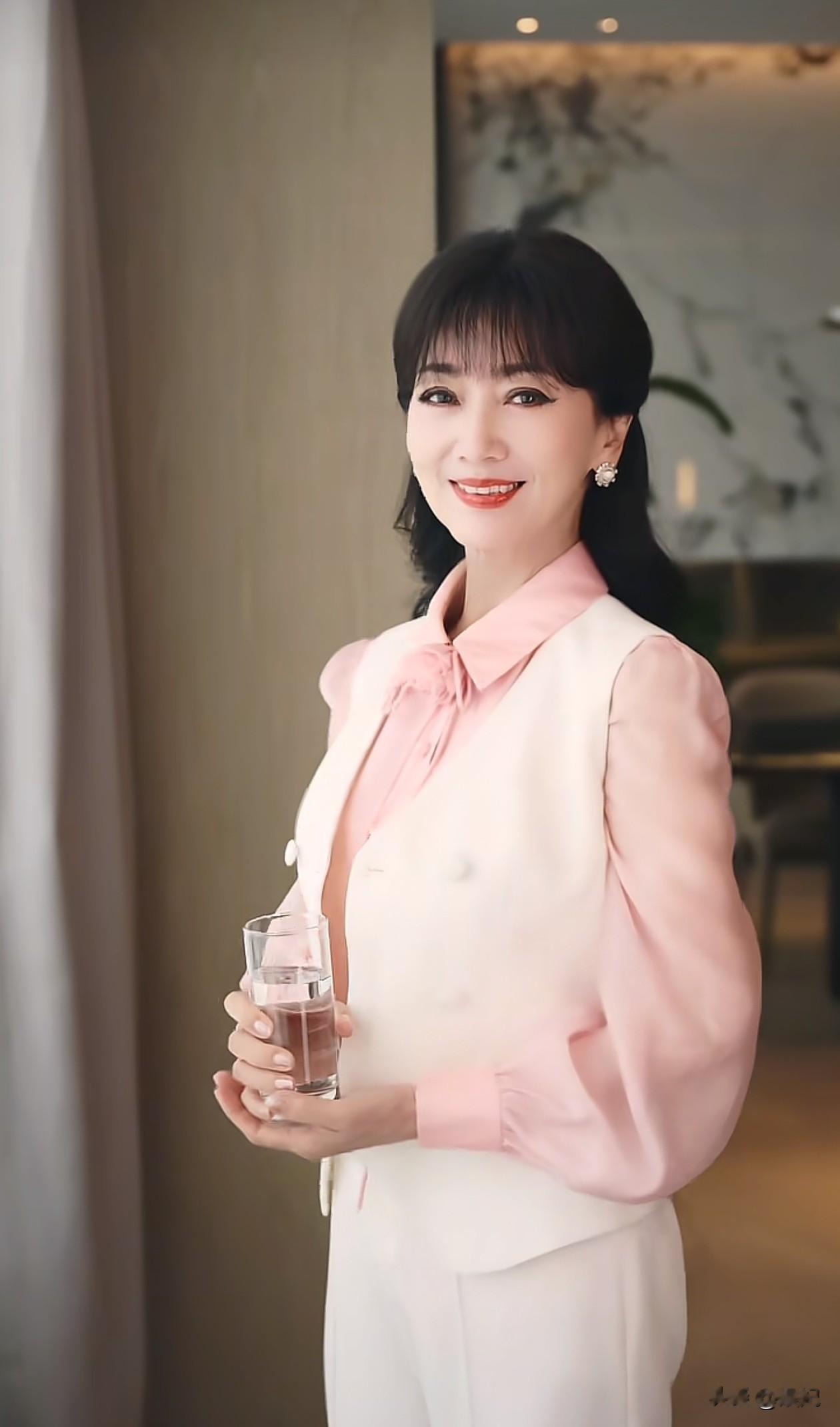 72岁赵雅芝最新穿搭：粉衬衫+马甲+白裤子，减龄洋气，美得像47岁