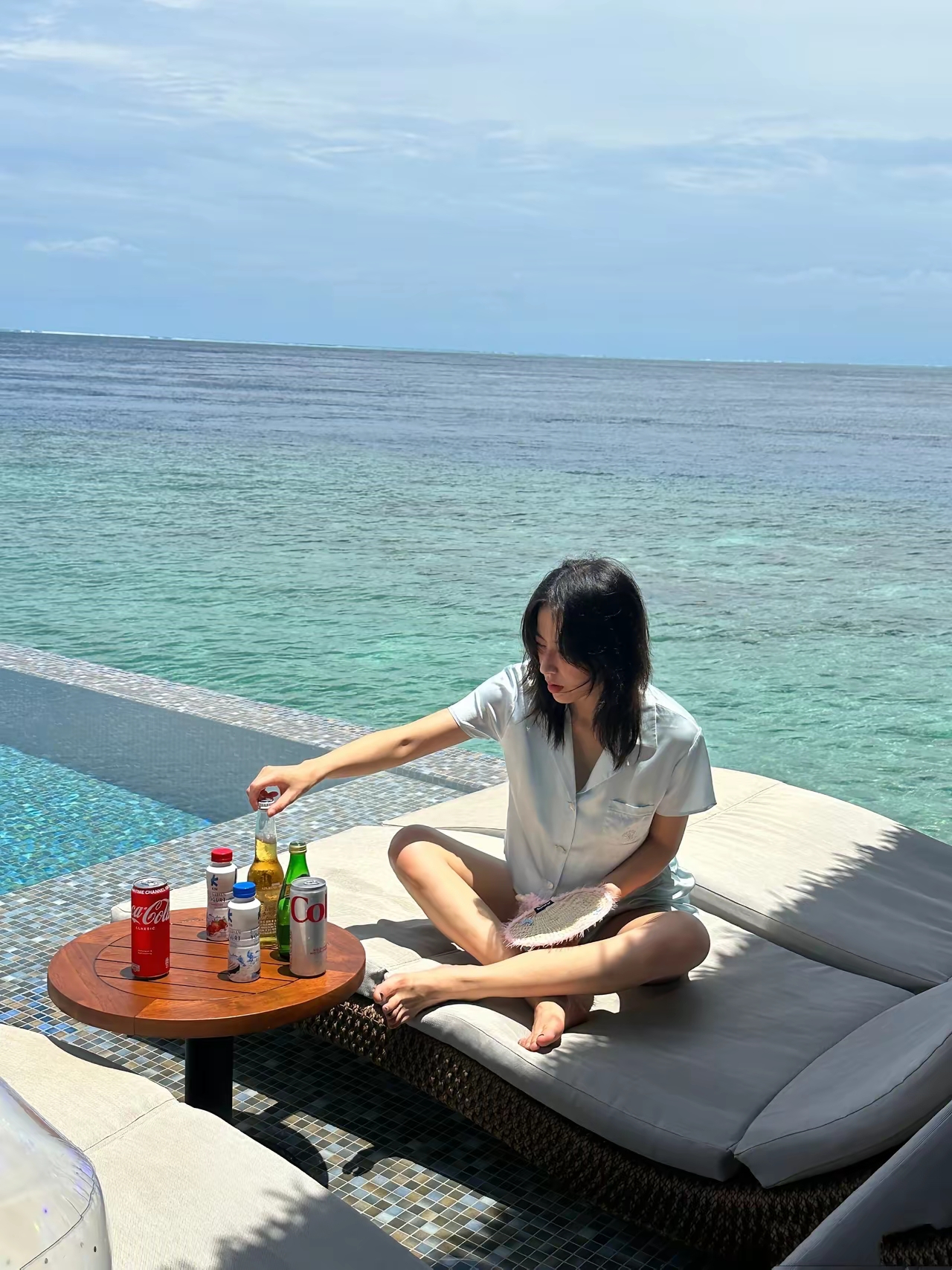 周雨彤——泳装，甜笑可人