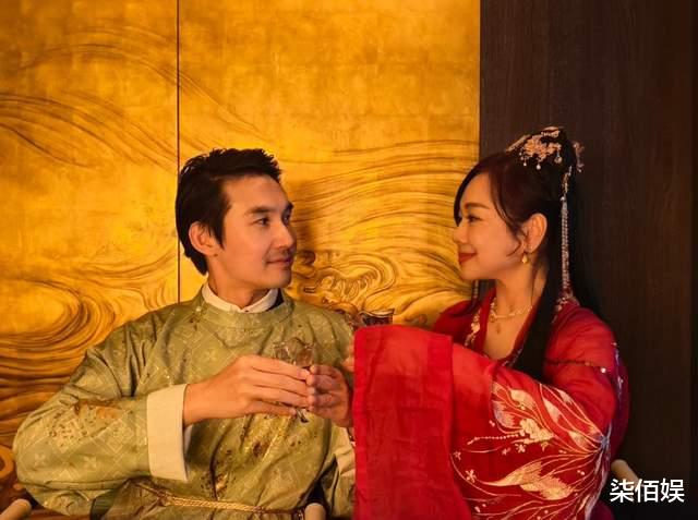 陈松伶张铎走机场，一眼就能看出年龄差，但俩人站一起就是很和谐