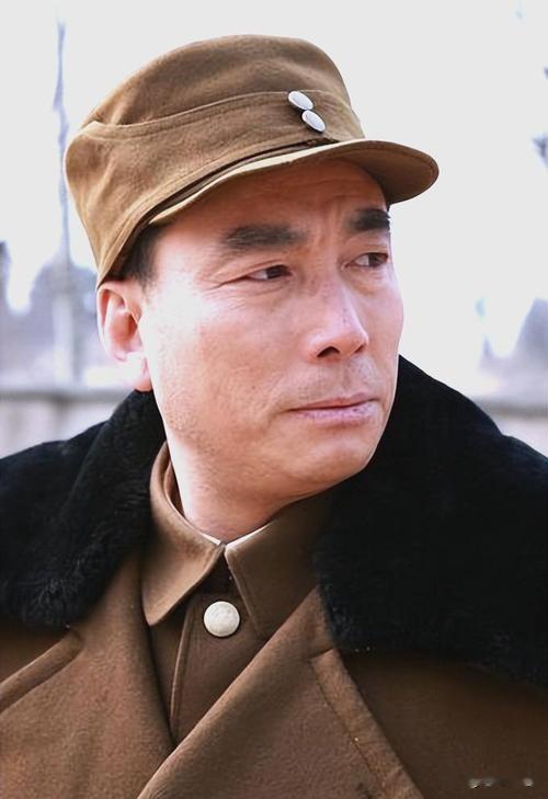 原来他们俩是夫妻，都是一级演员，她40岁高龄产女，相守20余年