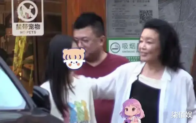 汪小菲一家聚餐,贴心给玥儿夹牛排,汪希箖不吃饭玩手机没姐姐乖