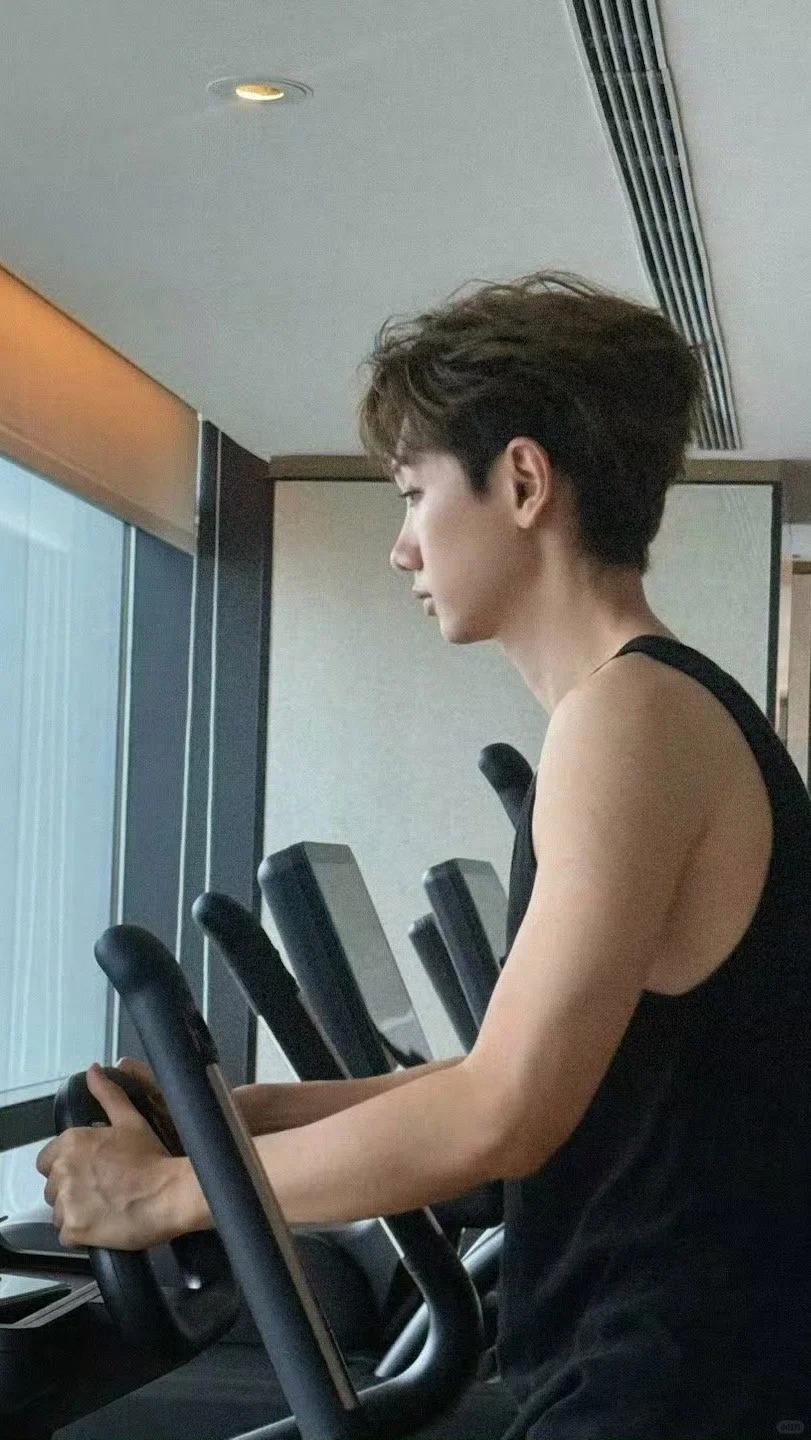 35岁汪苏泷的家火了，仅一背景墙就圈粉无数，那叫一个高级，晒晒