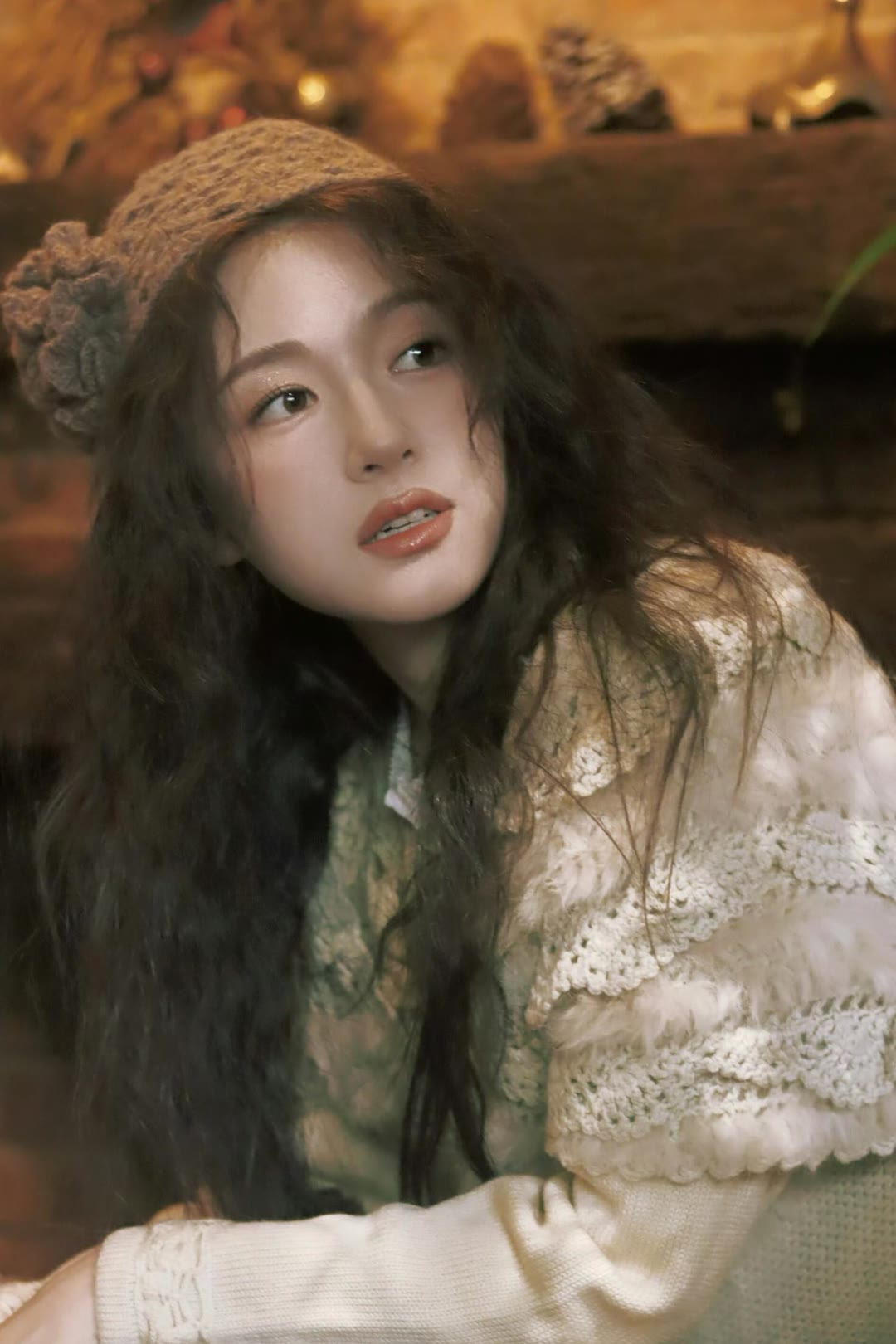 李兰迪发丝缀花，眼眸藏着温柔