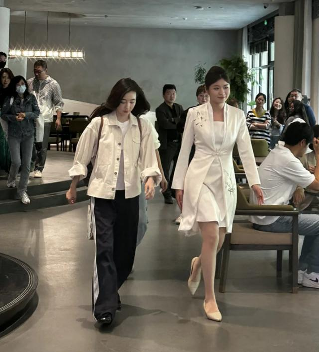 40岁王丽坤上海买房，看千万顶豪大平层，素颜穿休闲装获VIP优待