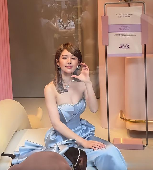 赵露思生图被爆出，有谁注意她的腋窝？网友：再也不羡慕女明星了