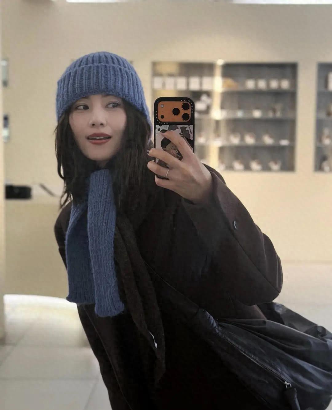 高圆圆冬日逛街随拍，大衣搭针织帽柔顺发型尽显优雅气质与美貌