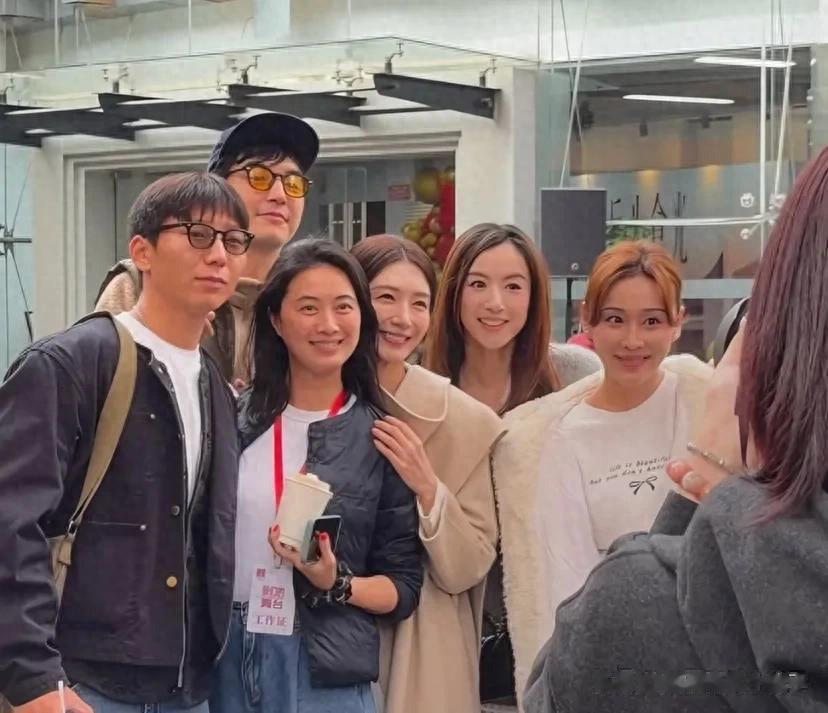 上戏八十周年校庆，郑恺牵苗苗现身，杜江陈赫出席雷佳音发型抢镜