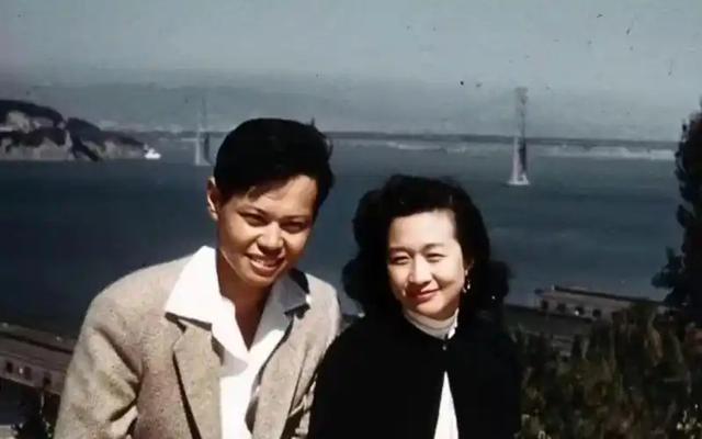 杨振宁103岁了，身体萎缩很多精神仍不错，翁帆49岁也渐渐发福了