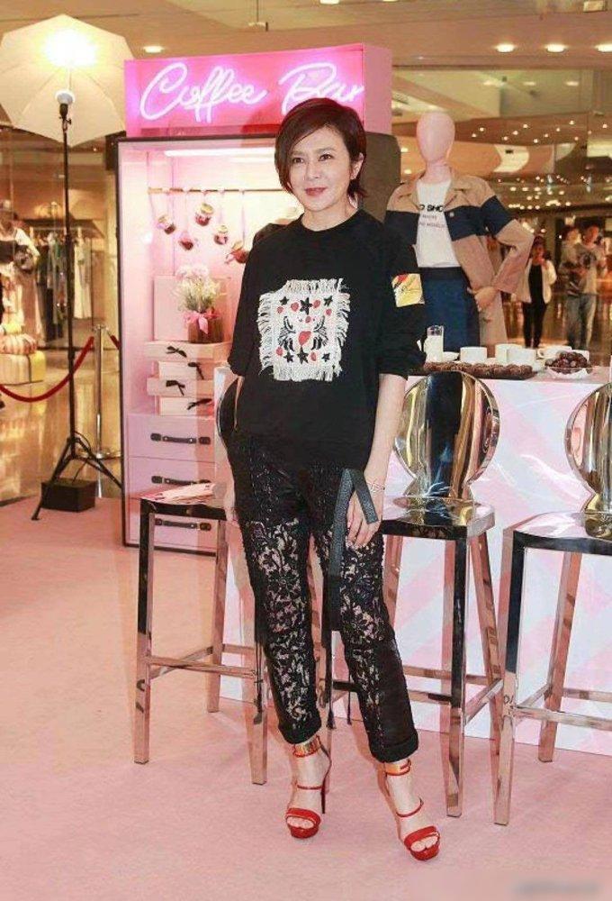 关之琳真不服老,穿一身黑低调亮相,没想到“蕾丝裤”才是王炸