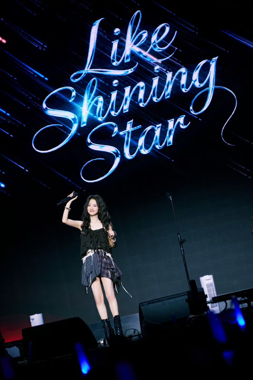 谭松韵舞台筒靴短裙穿搭，活力满满的少女