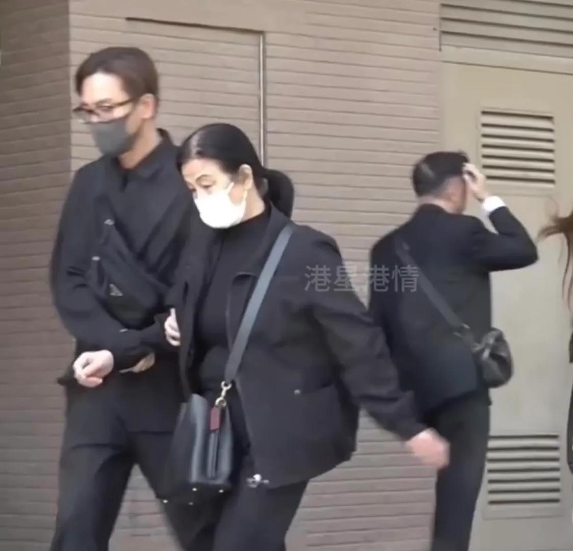 马国明爸爸去世,汤洛雯扶着婆婆很孝顺,马国明岳父汤镇宗没来!