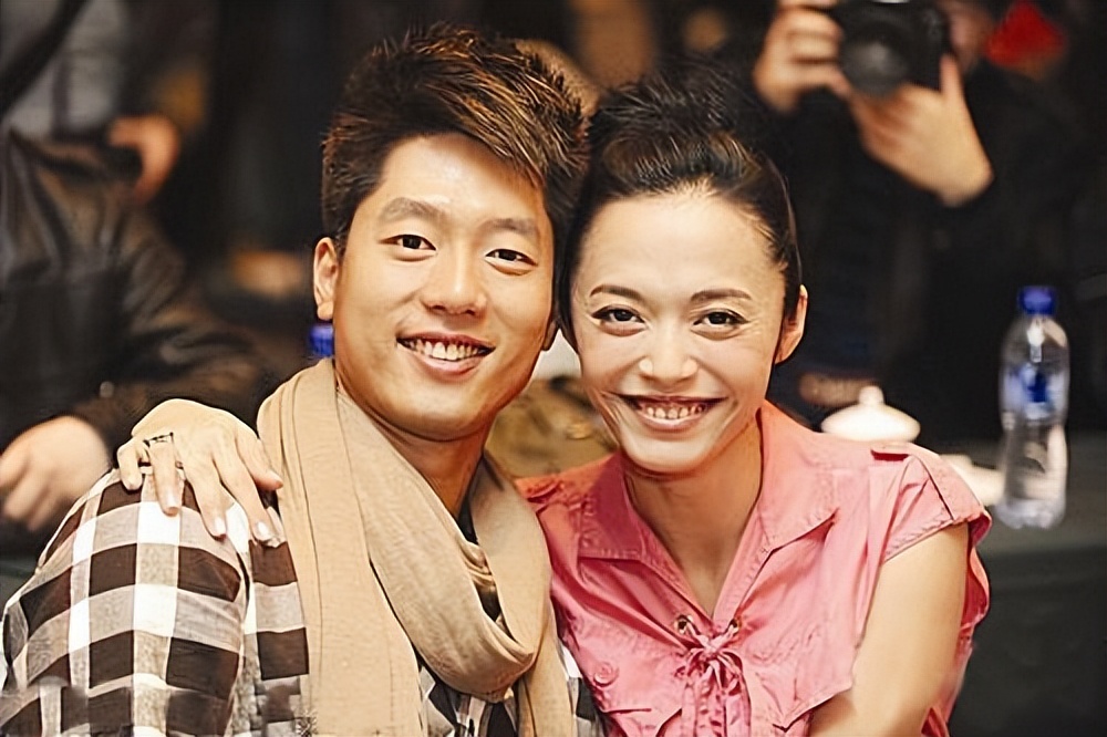 姚晨堆雪人怀念爱宠！12岁儿子大嘴超像妈妈，豪宅中放满流浪猫窝