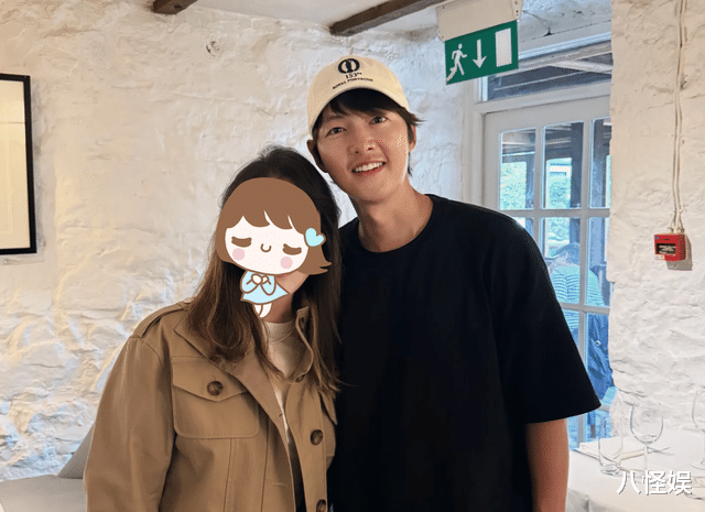 宋仲基英国被偶遇,脸像发酵的面包素颜好糙,与粉丝合影更像素人